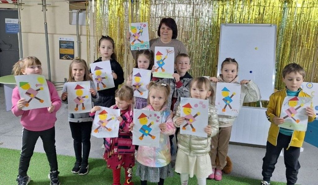 Учасники творчої майстерки зі своїми роботами-аплікаціями 