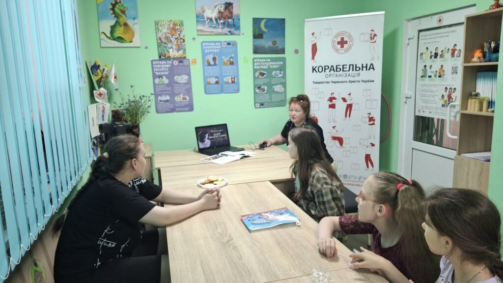 Учасники мистецької краєзнавчої зустрічі в безпечному просторі Товариства Червоного Хреста України