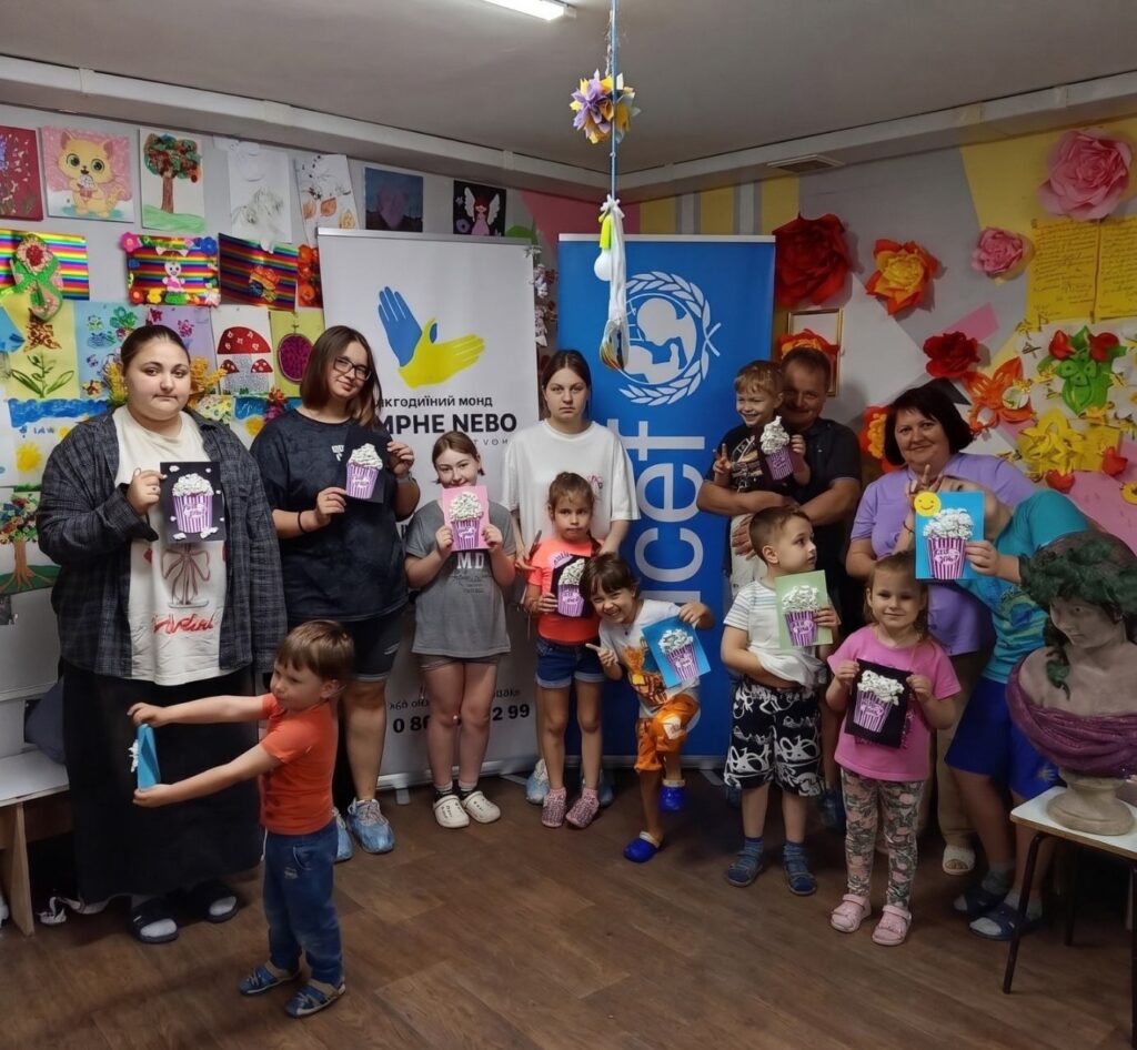 Родини учасників студії "Бібліомалята" під час програми