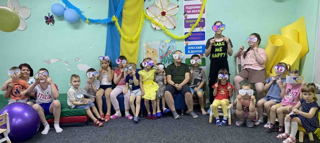 Учасники майстерки зі своїми "окулярами літніх мрій"