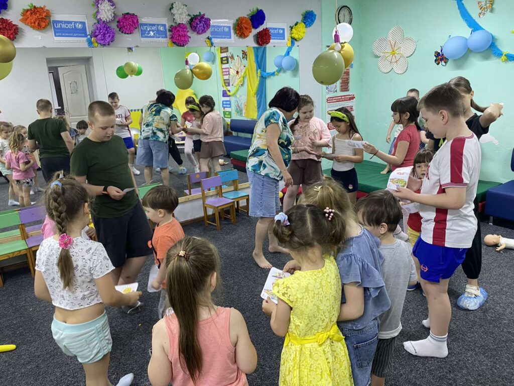 Студійці грають з бібліотекарем, стоячи у колі