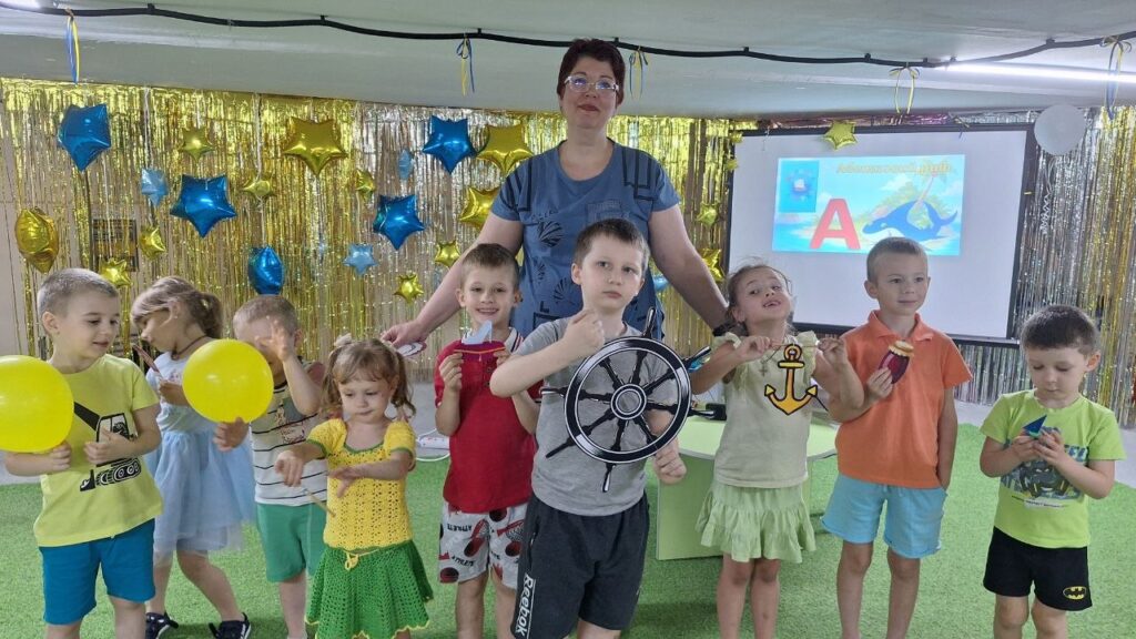 Учасники дитячої читацької програми в укритті