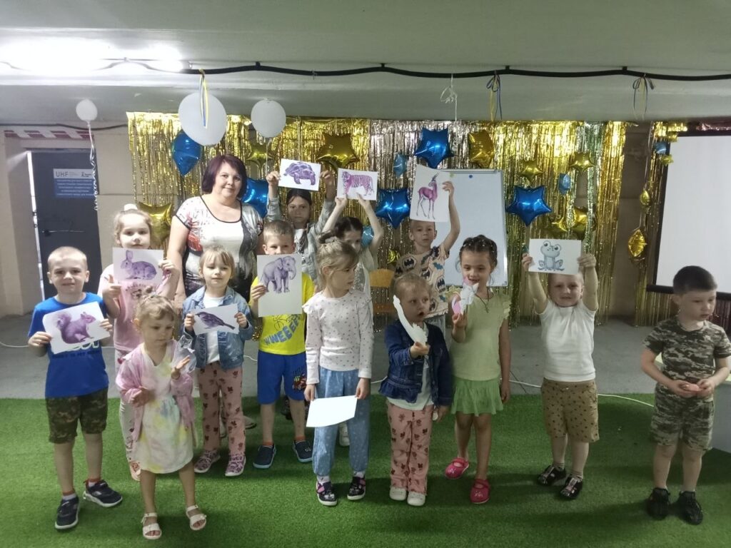 Учасники літніх читань на мистецькій програмі в укритті