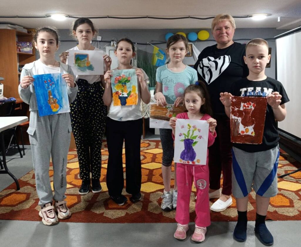Учасники мистецького пікніка зі своїми малюнками