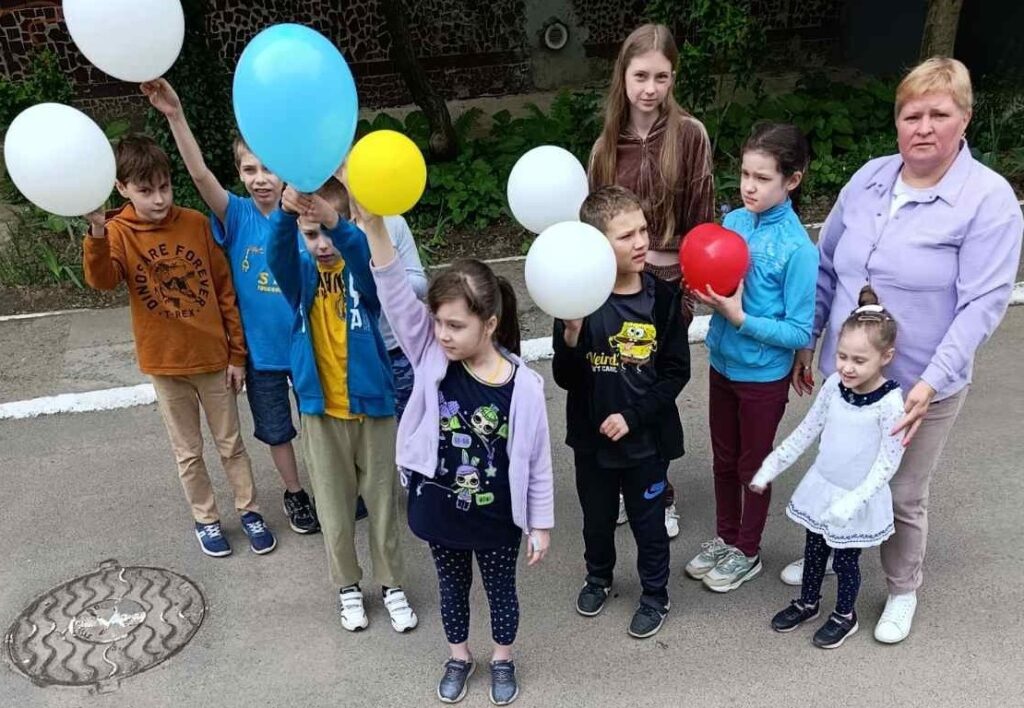 Учасники заходу в пам'ять про дітей, що загинули в час війни