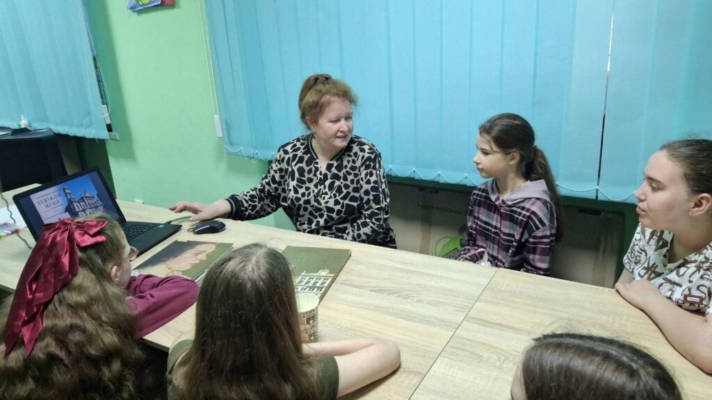Учасники краєзнавчої зустрічі, присвяченої Херсонському художньому музею