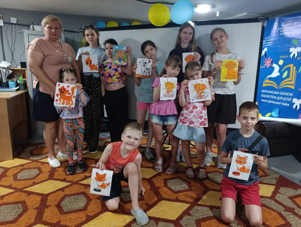 Учасники художньої студії зі своїми малюнками домашніх улюбленців