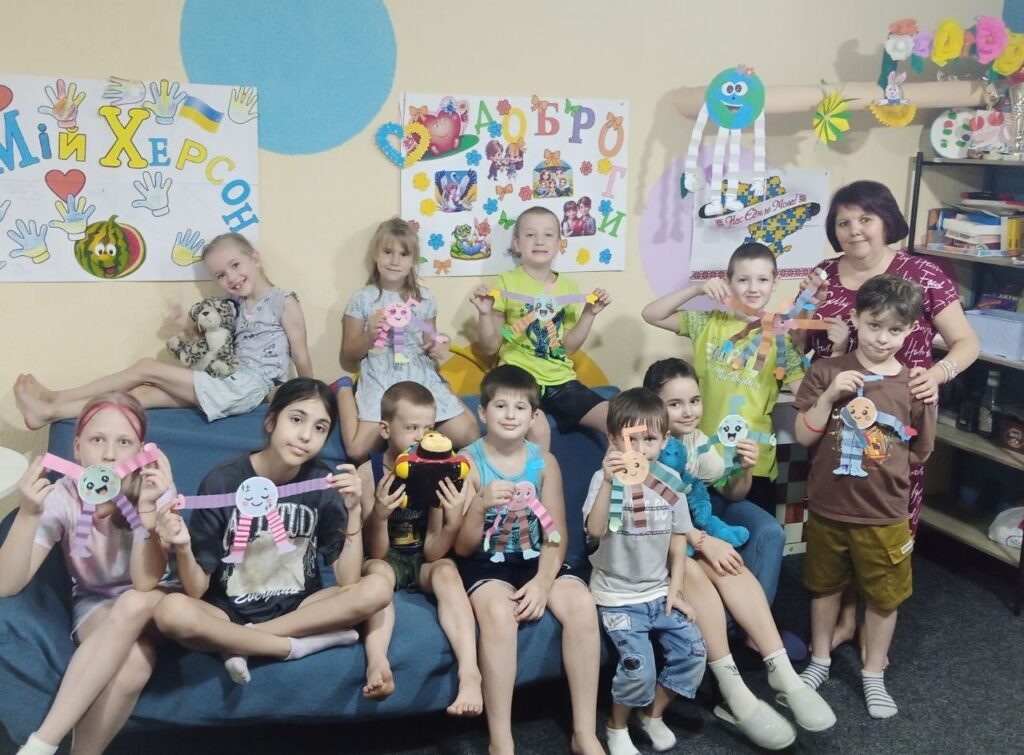 Учасники дитячого книжкового клубу на майстерці