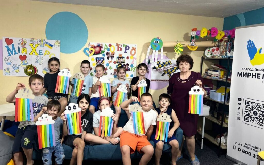 "Бібліомалята" демонструють свої поробки-веселки, виготовлені з різнокольорового паперу й картону