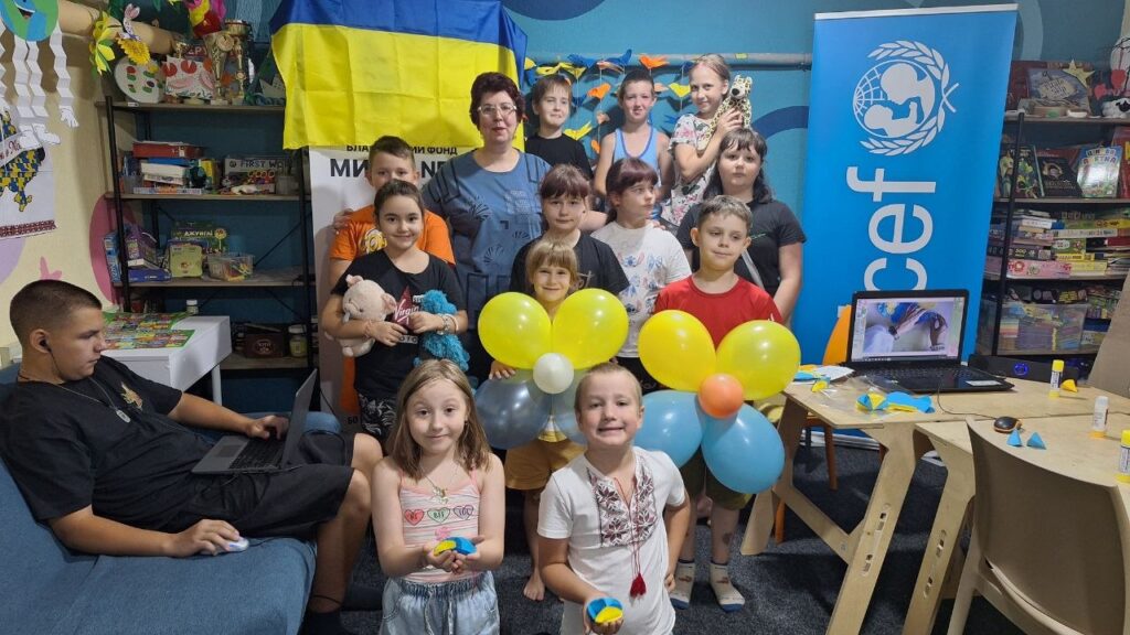 Учасники святкової програми молодшого відділу в одному з дитячих просторів в укриттях Херсона