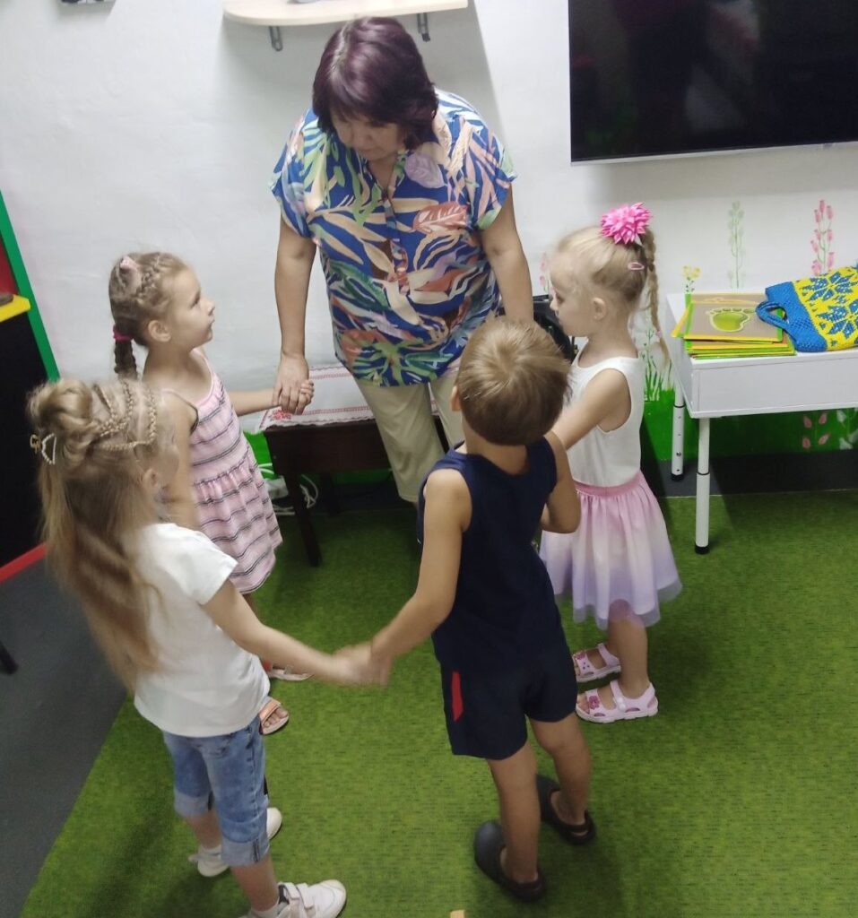 Учасники програми у колі з бібліотекаркою