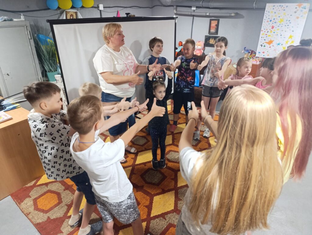 Учасники мистецької майстерки у дружньому колі
