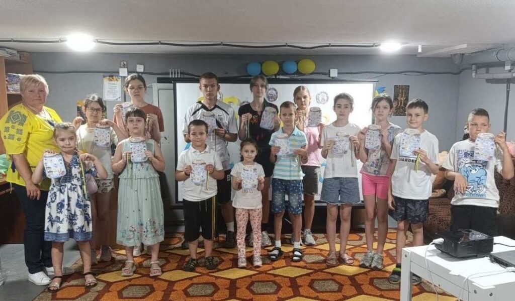 Учасники святкової програми до Дня Незалежності України в укритті