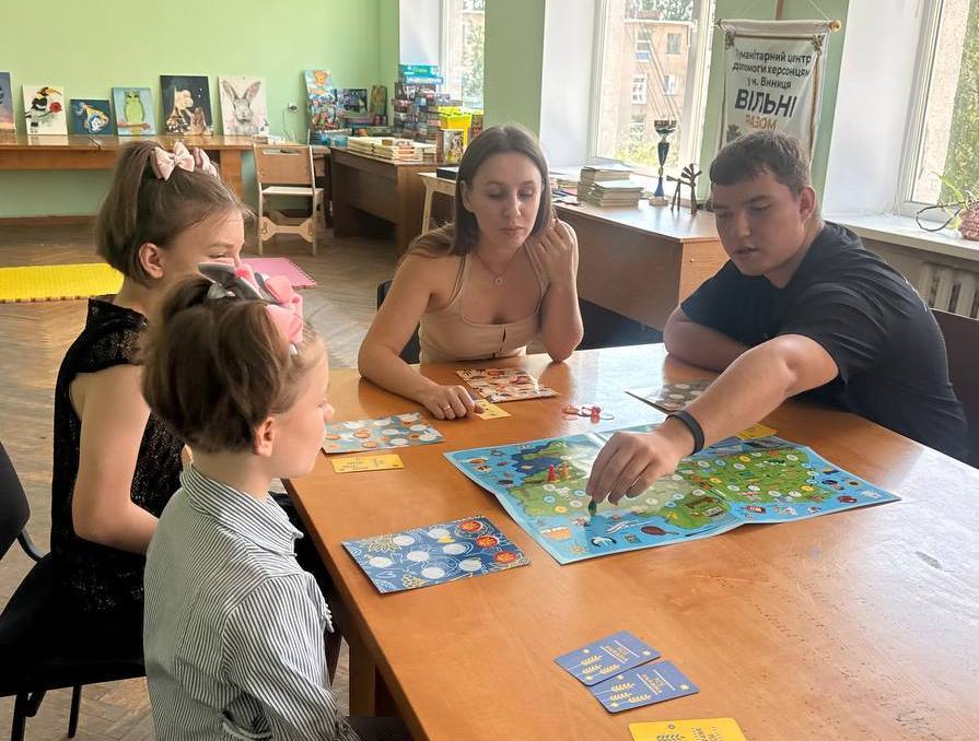 Діти грають у настільну гру-мандрівку "Моя Україна"