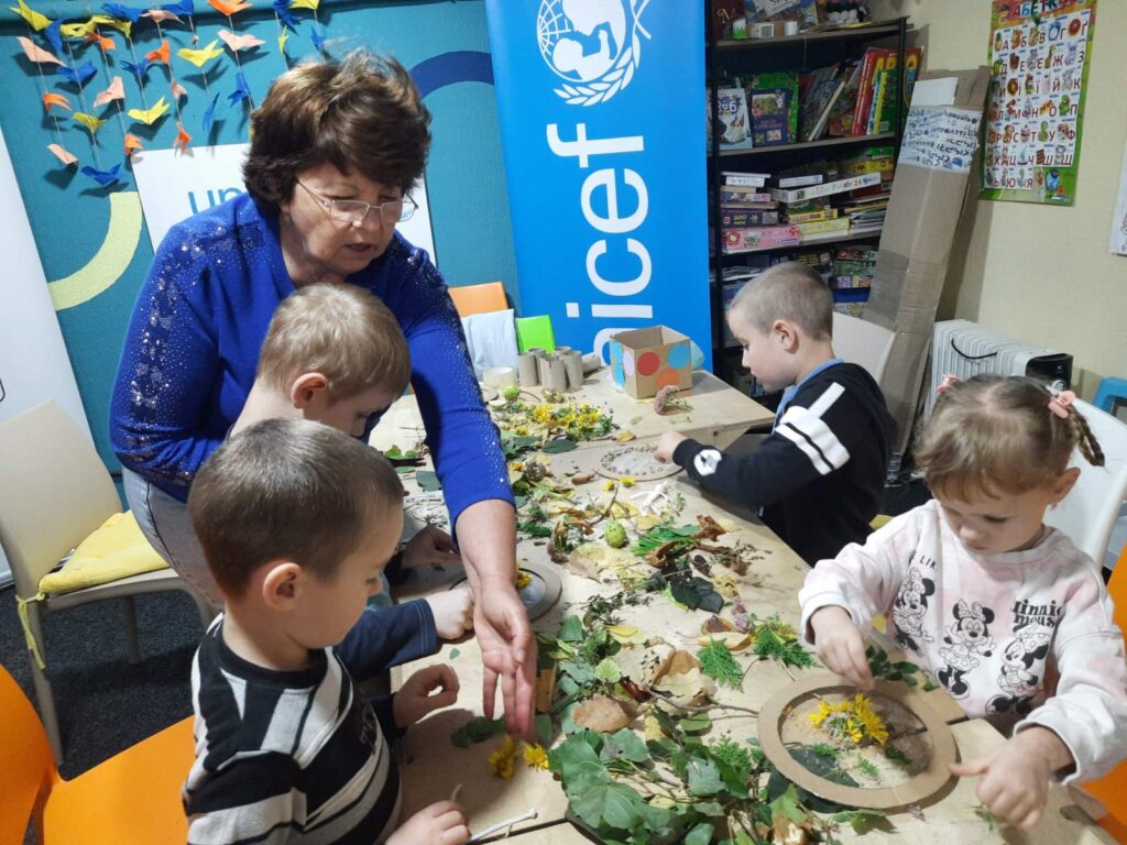 Бібліомалята в "осінній майстерні" створюють свої поробки з природних матеріалів