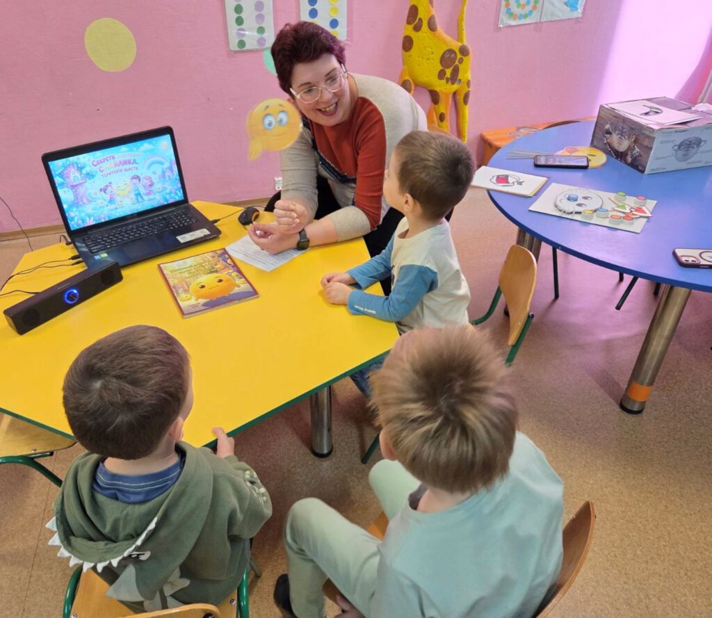 Малята знайомляться зі Смайликом та емоціями