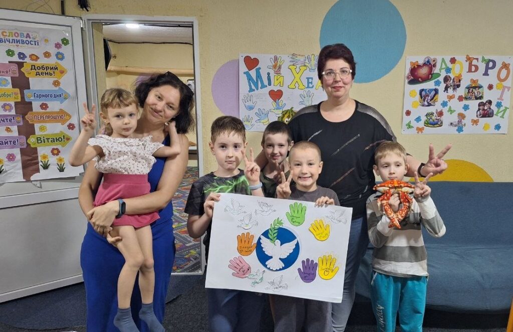 Учасники зустрічі в дитячому просторі до Міжнародного дня миру