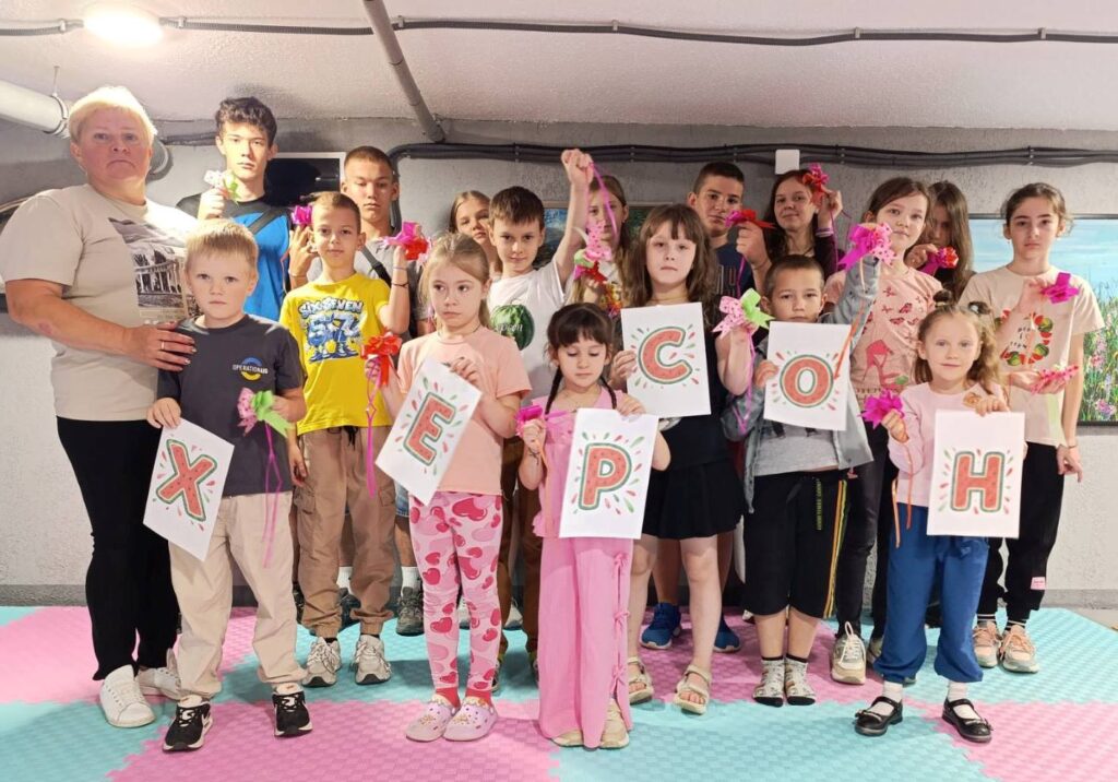 Юні херсонці святкують День рідного міста в укритті