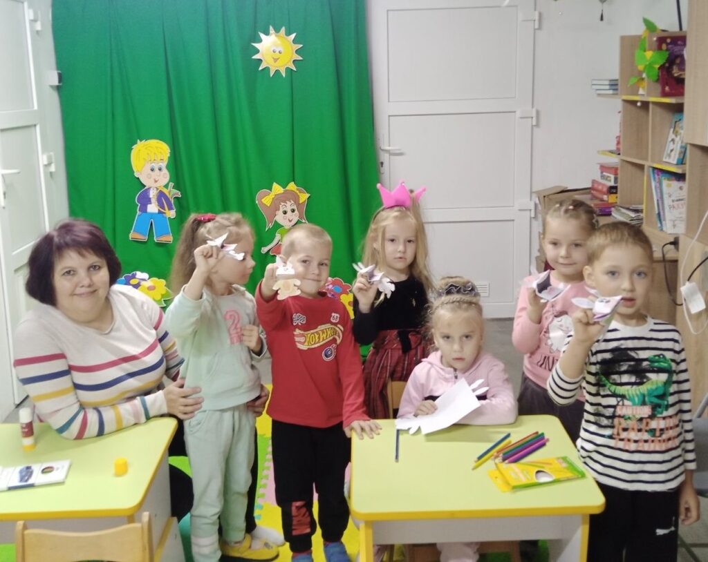 Учасники дитячого книжкового клубу на зустрічі