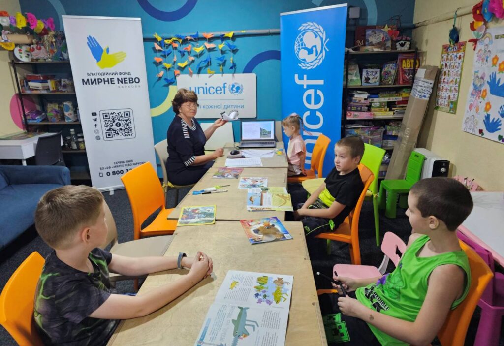 "Бібліомалята" слухають розповідь бібліотекарки про журавлів