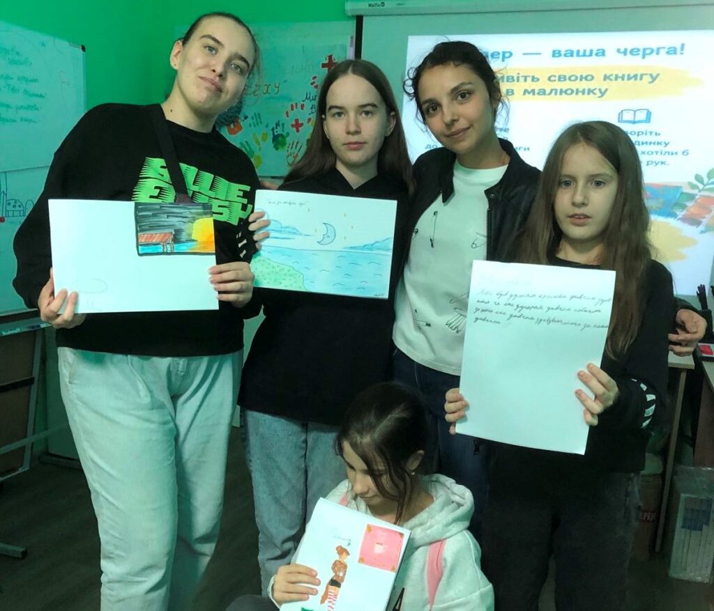 Учасники зустрічі разом з художницею Владиславою Анісімовою
