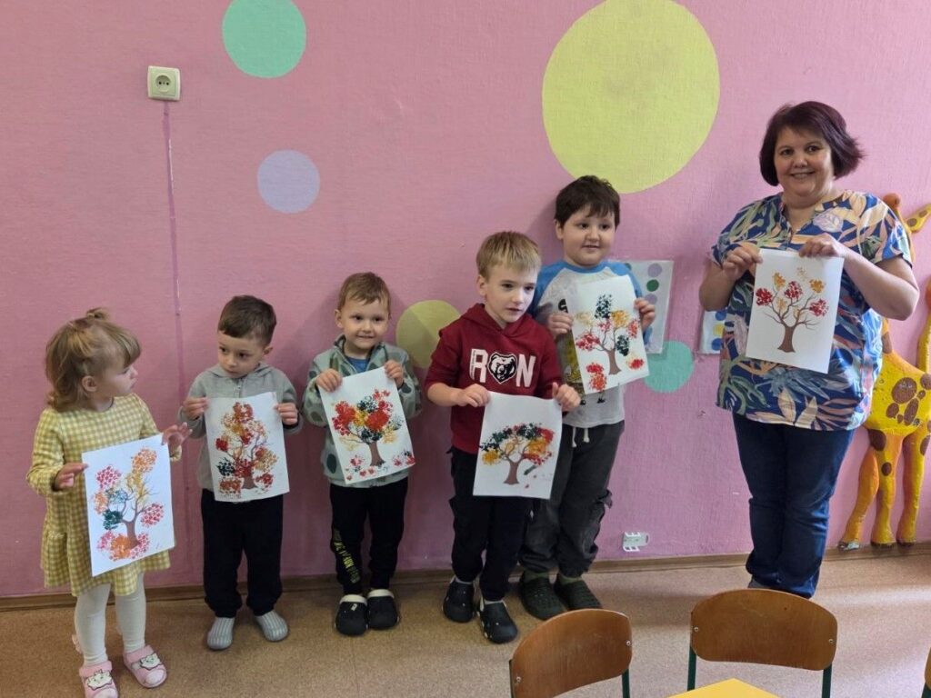 Бібліомалята зі своїми творчими роботами