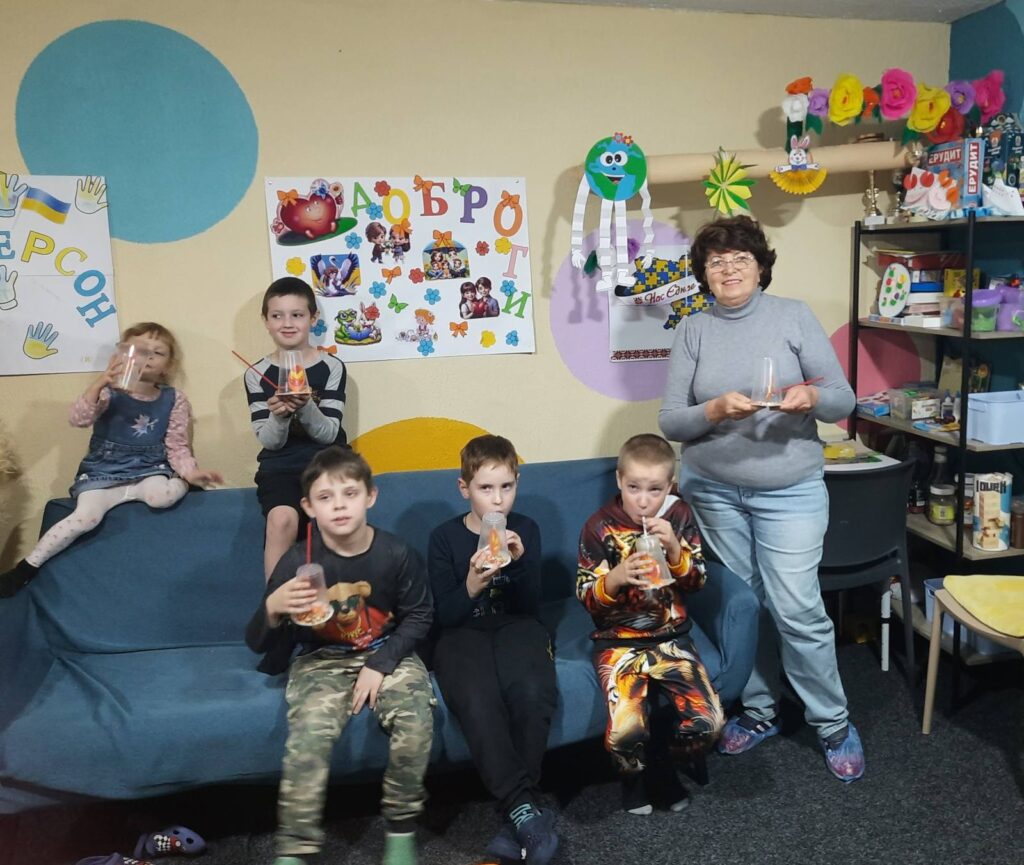 Учасники студії "Бібліомалята" з поробками, створеними на майстерці