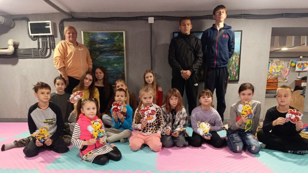 Учасники заходу в укритті