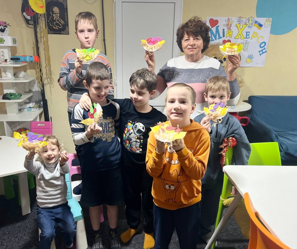 Учасники майстерки зі своїми художніми виробами