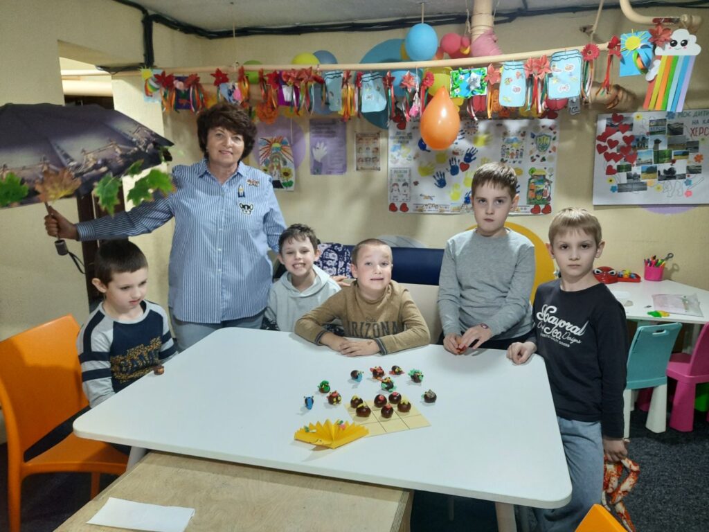 Учасники осінньої майстерки з каштанами-персонажами