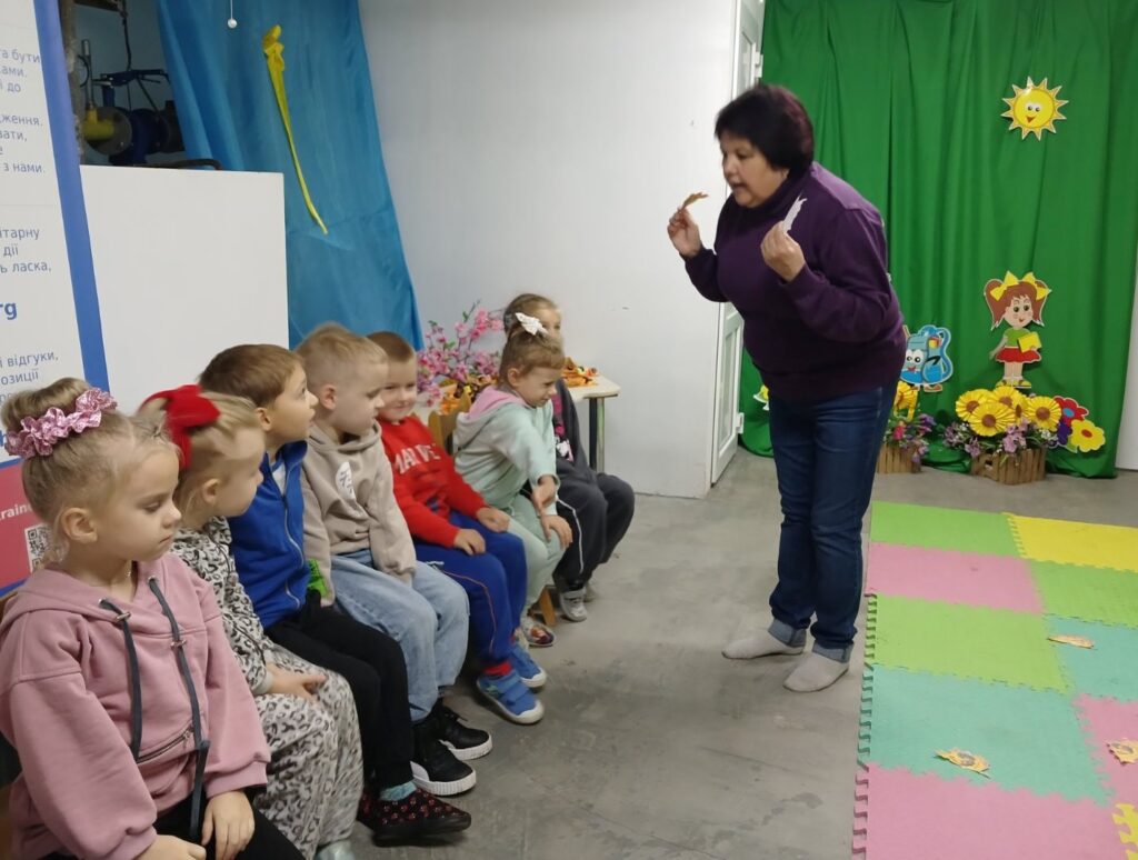 Бібліотмалята знайомляться з осінніми листочками та їхнім забарвленням