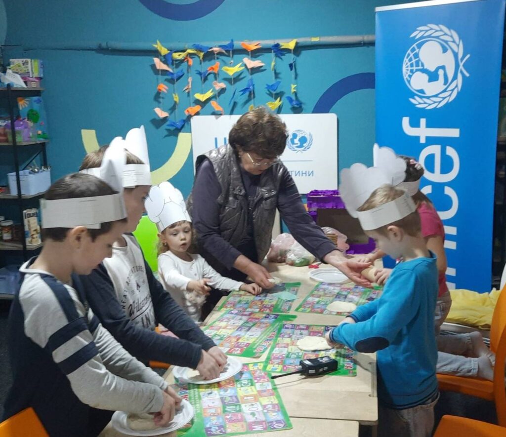 Маленькі кухарі за роботою