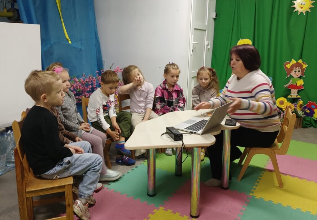 Учасники клубу «Art Kid’s» під час мистецьких діалогів з бібліотекаркою